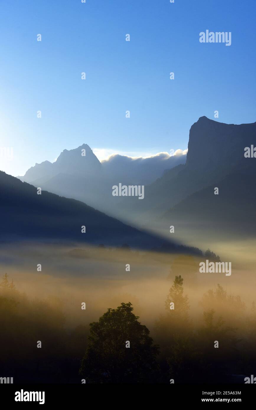 Rocher Rond e le Aiguilles de la Jarjatte, Auvergne-Rhône-Alpes, Francia, Drome, Lus la Croix Haute Foto Stock