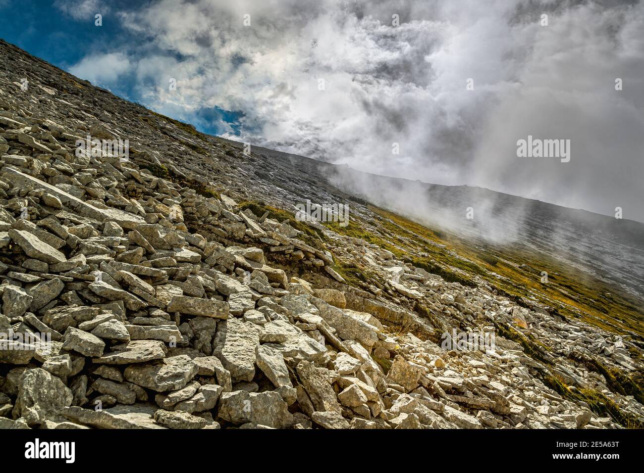 Terreno sassoso ad alta quota su un pendio ripido. Parco Nazionale della Maiella, Abruzzo, Italia, europa Foto Stock