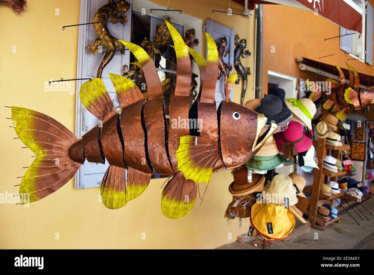 Scimini a vento a forma di pesce, Francia, Dept Var, Cotignac Foto Stock