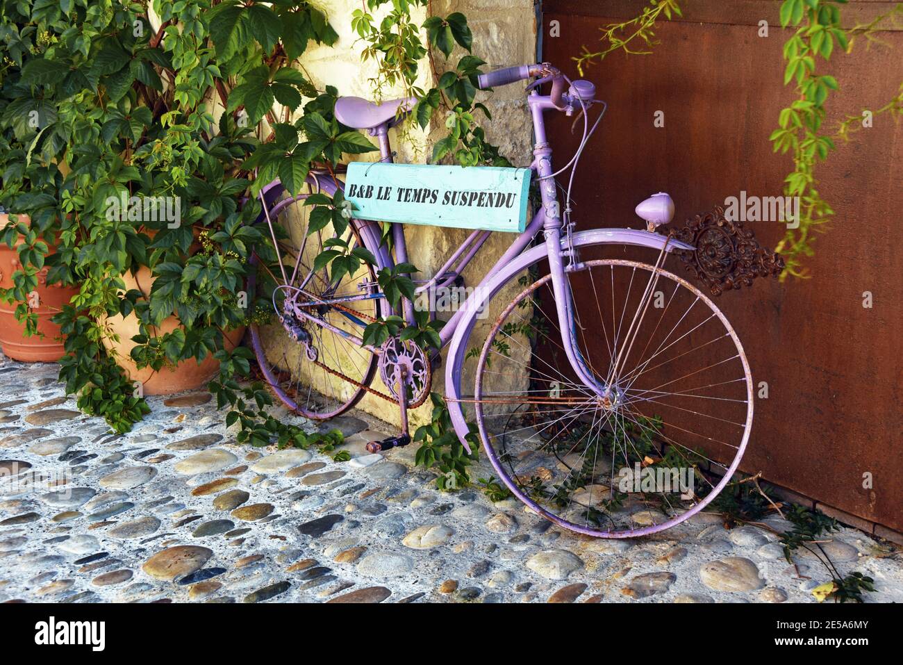 bicicletta con info board 'bed and breakfast' nel borgo medievale , Francia, Provenza, Vaucluse, Pernes les Fontaines Foto Stock