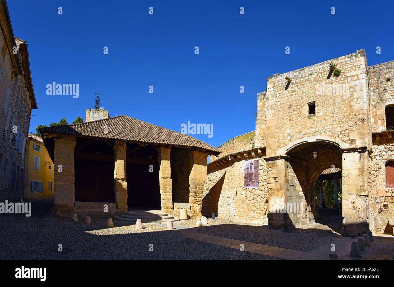 Porta Portre Notre Dame e mercato, Francia, Provenza, Vaucluse, Pernes les Fontaines Foto Stock