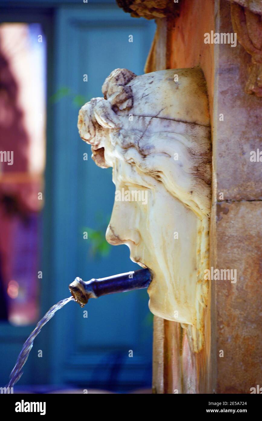 fontana nel centro del villaggio, Francia, Dept Var, Cotignac Foto Stock