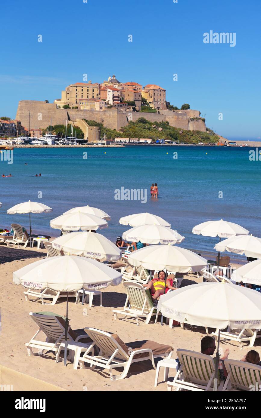 spiaggia nella baia di Calvi, Francia, Corsica, Calvi Foto Stock