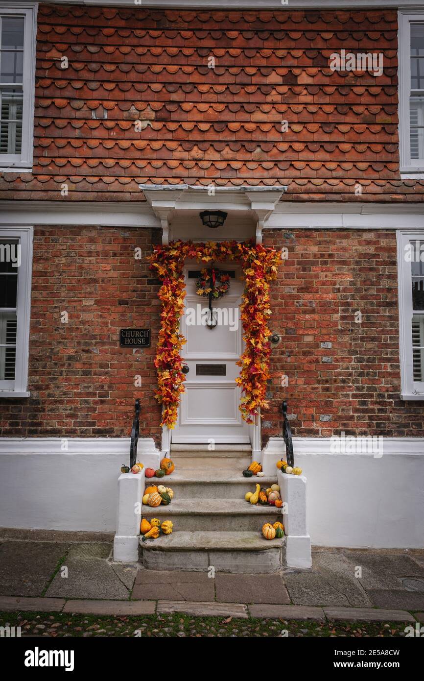 Decorazione di Halloween in una porta di legno bianca a Rye, Sussex orientale, Inghilterra, Regno Unito. Foto Stock