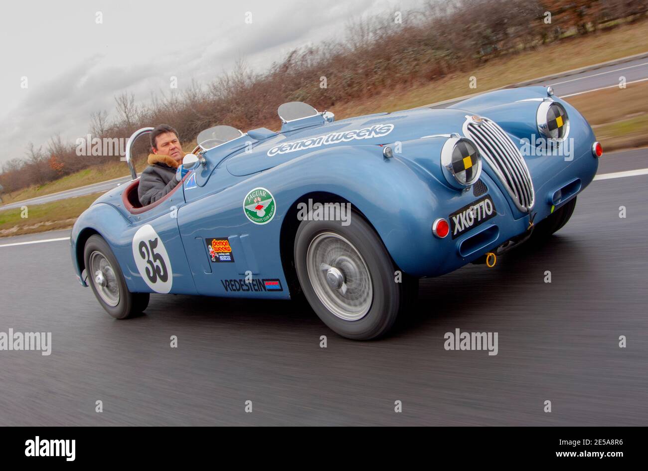 Jaguar XK120s uno nelle specifiche stradali e uno in livrea da corsa Foto Stock