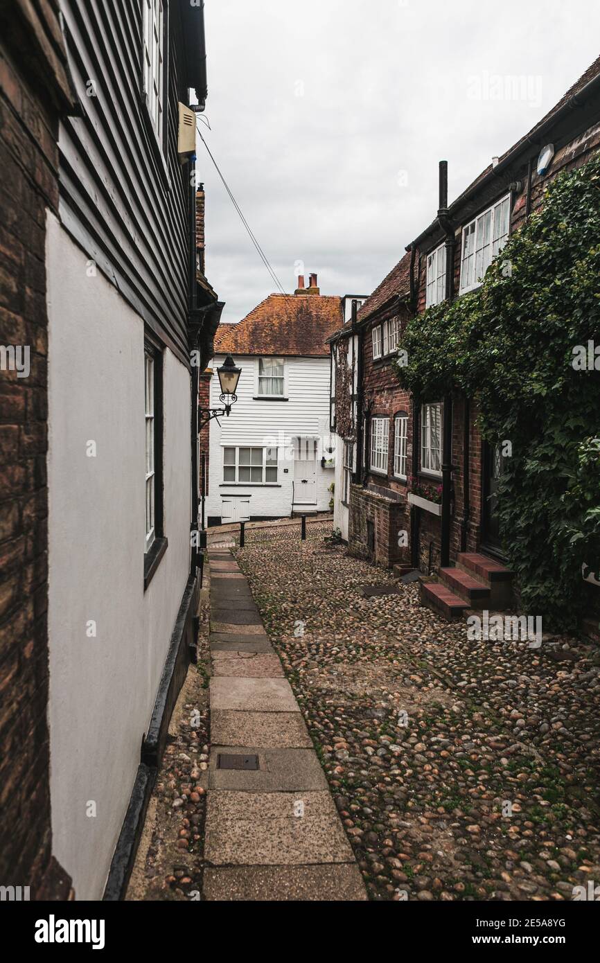 Vista di Oak Corner / Mermaid Street attraverso Traders Passage a Rye, East Sussex, Inghilterra, Regno Unito. Foto Stock
