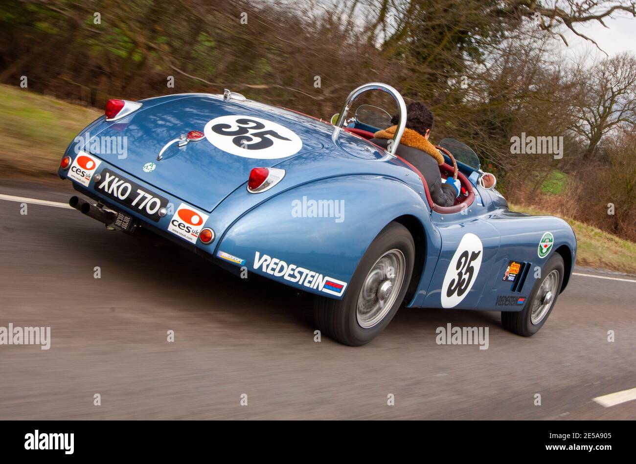 Jaguar XK120s uno nelle specifiche stradali e uno in livrea da corsa Foto Stock