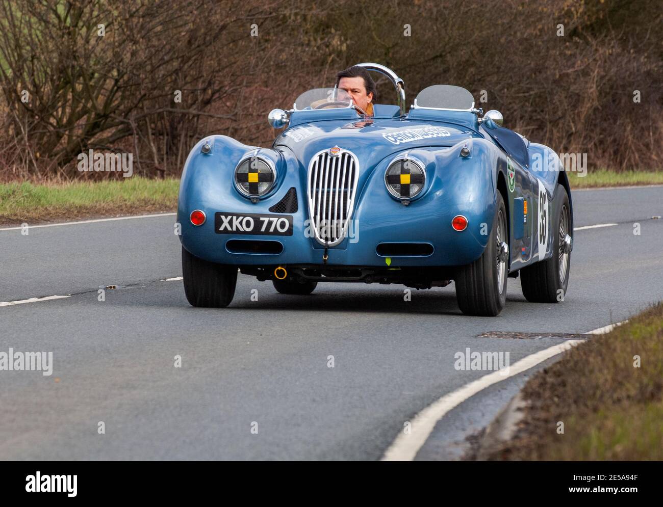 Jaguar XK120s uno nelle specifiche stradali e uno in livrea da corsa Foto Stock