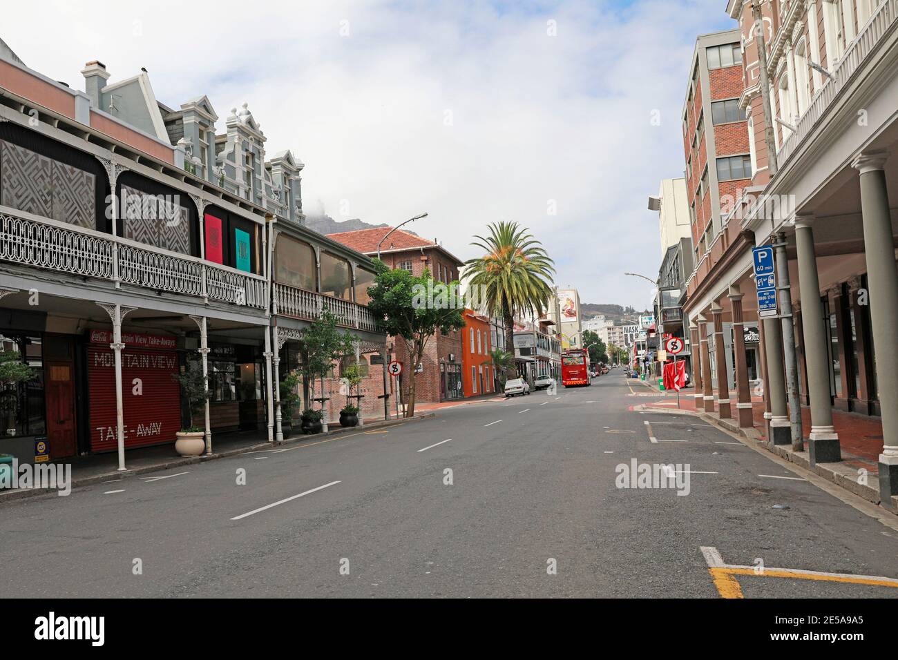 La normalmente trafficata Long Street, Città del Capo, Sud Africa durante la pandemia. Foto Stock