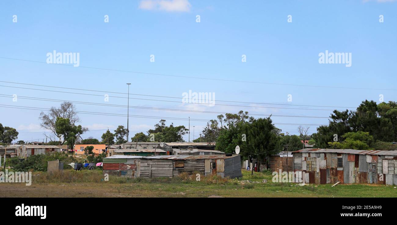 I sacchi di ferro corrugati in un insediamento informale fuori Città del Capo, Sud Africa. Foto Stock