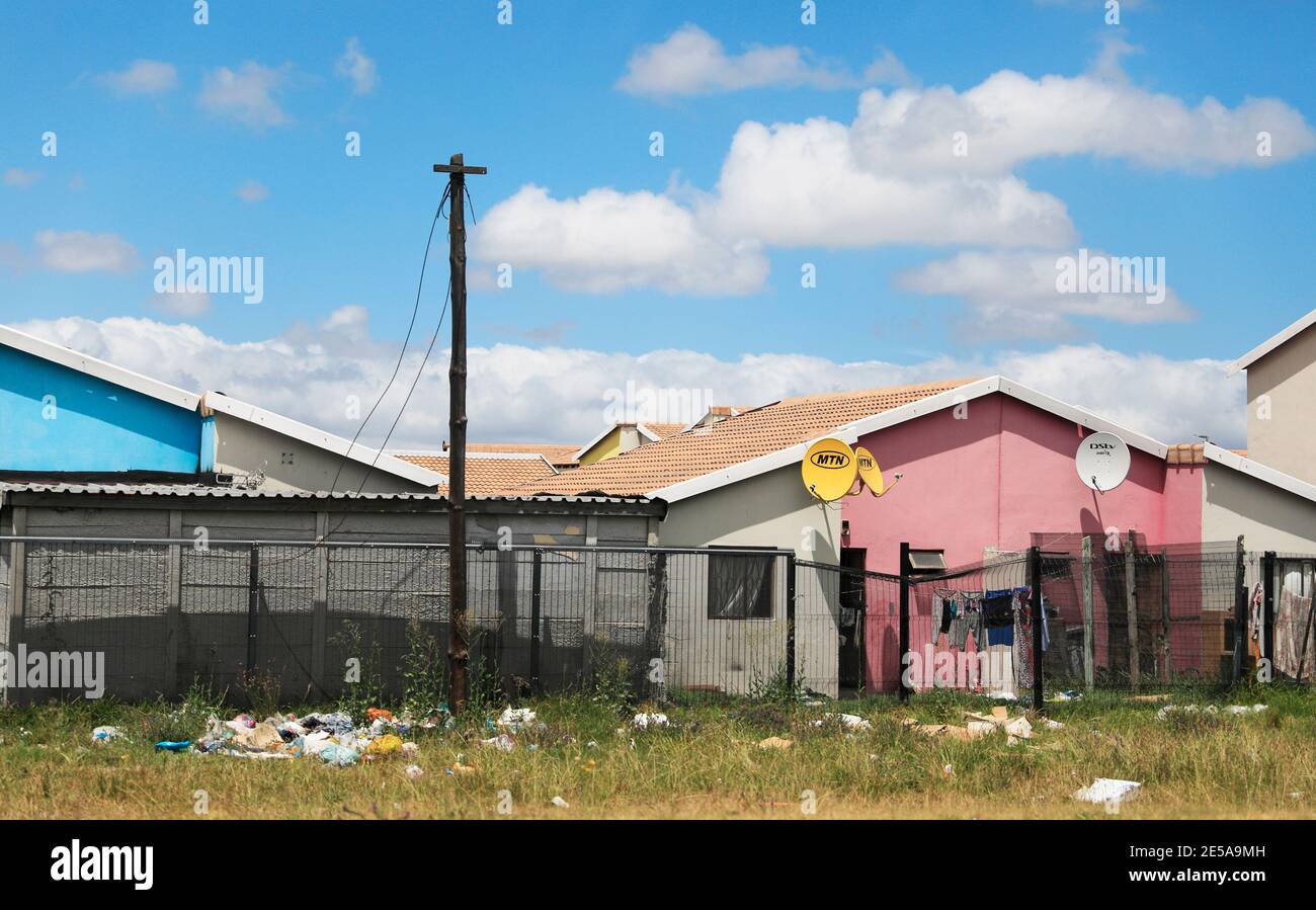 Alloggi sovvenzionari governativi (comunemente noti come case RDP) lungo l'autostrada N2 vicino a Città del Capo, Sud Africa. Foto Stock