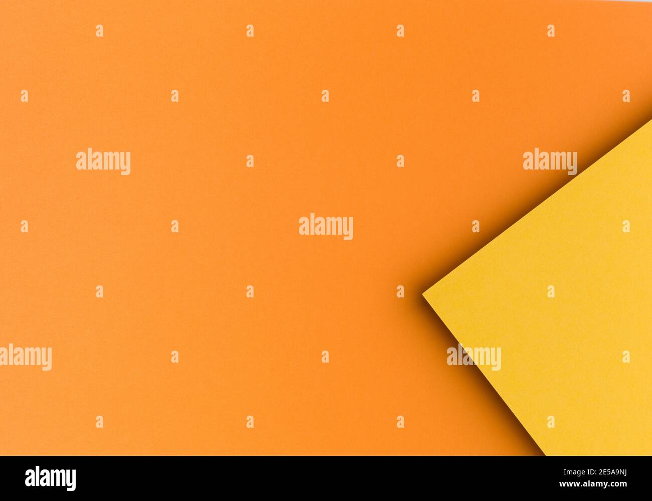 Carta a colori astratta arancione per sfondo, monocromatica Foto Stock