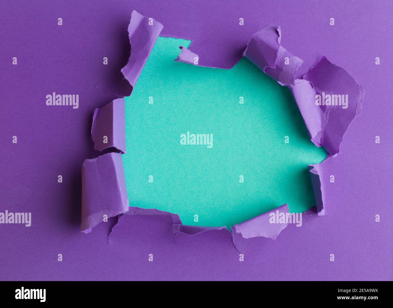 Foglio di carta viola con fondo di aqua a foro rotondo interno Foto Stock
