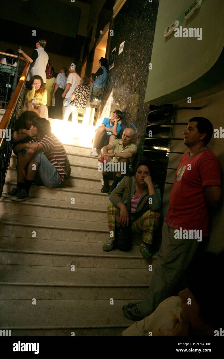 Persone che aspettano all'esterno di un edificio prima di un evento Foto Stock