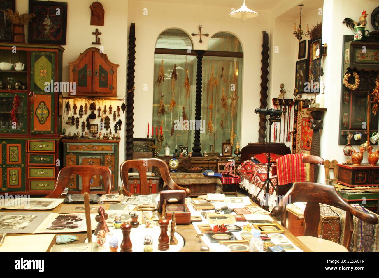 Interno di un grande soggiorno decorato con tradizionale rumeno artigianato e mobili Foto Stock
