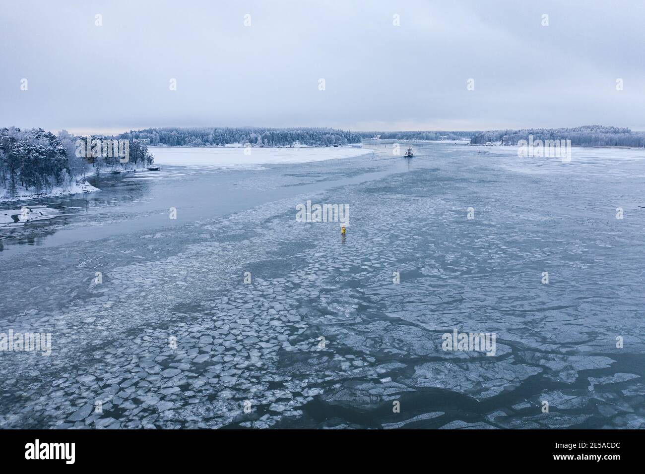 Rimorchiatore che spinge attraverso il ghiaccio su un mare dentro inverno Foto Stock
