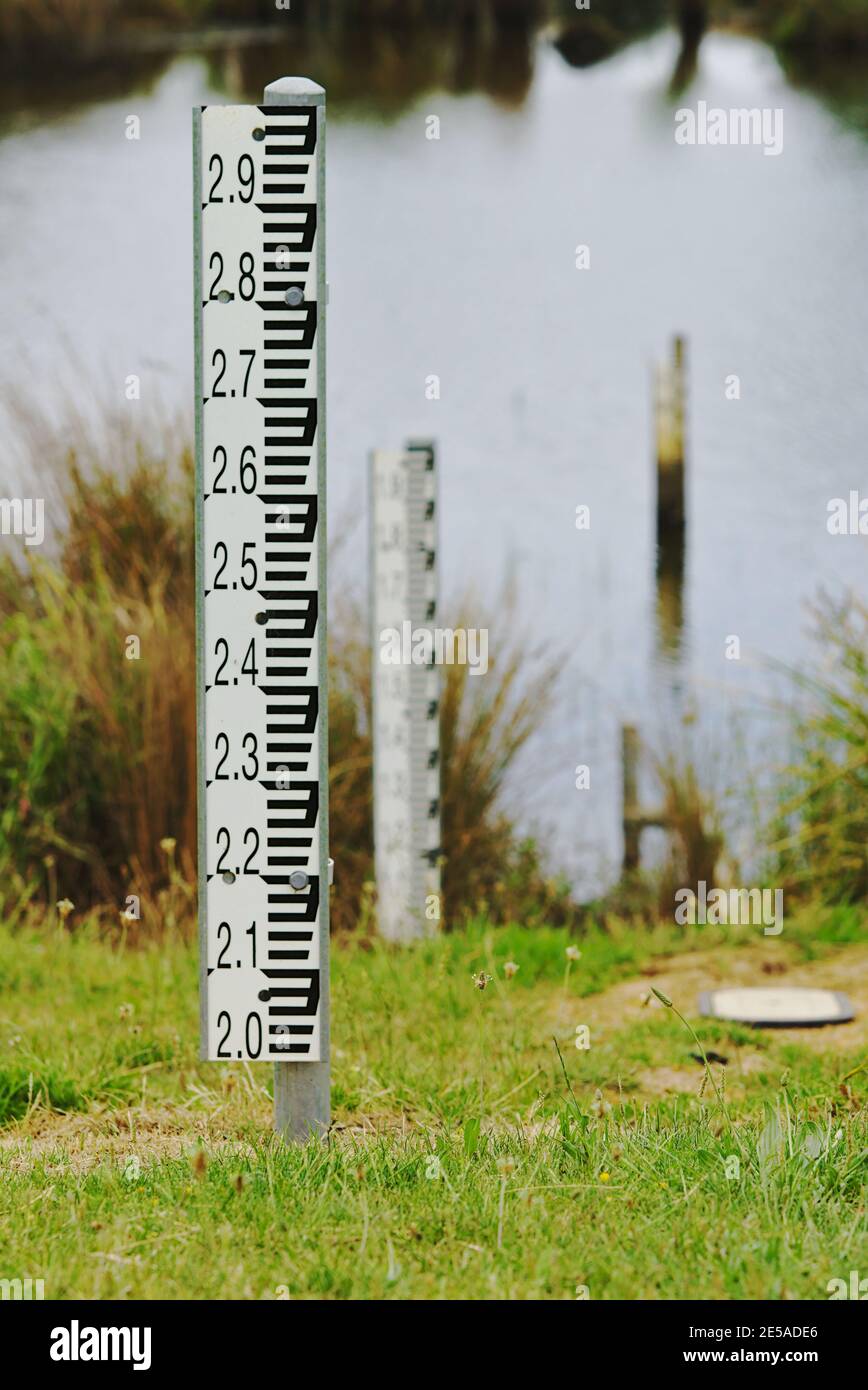 Vista ravvicinata di flood indicatori del livello dell'acqua Foto Stock