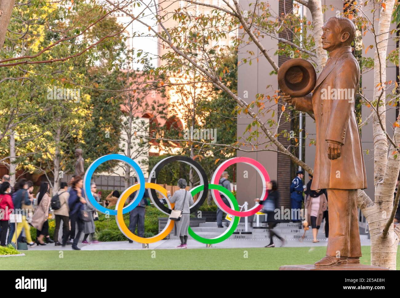 Tokyo, giappone - 17 novembre 2019: Statua bronzea del fondatore della disciplina sportiva di Judo Kano Jigoro che è il primo membro asiatico dell'Internazione Foto Stock