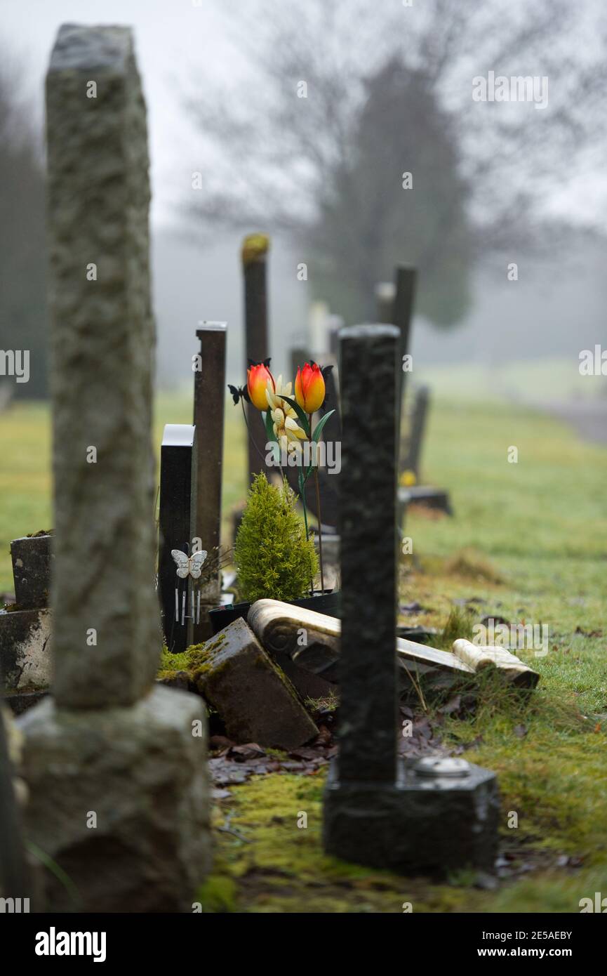 Glasgow, Scozia, Regno Unito. 27 gennaio 2021. Nella foto: Con i decessi correlati a Coronavirus (COVID-19) nel Regno Unito che ora passano 100,000, il Regno Unito è uno dei paesi più colpiti, con il Regno Unito che ora è alla pari con paesi più grandi come il Brasile e gli Stati Uniti d'America che condividono un numero così elevato di decessi. Con la diffusione di nuovi ceppi di virus, il Regno Unito e i governi devoluti devono utilizzare tutte le risorse in modo efficace per arginare il numero di decessi in aumento se il Regno Unito dovesse uscire da questa pandemia. Credit: Colin Fisher/Alamy Live News Foto Stock