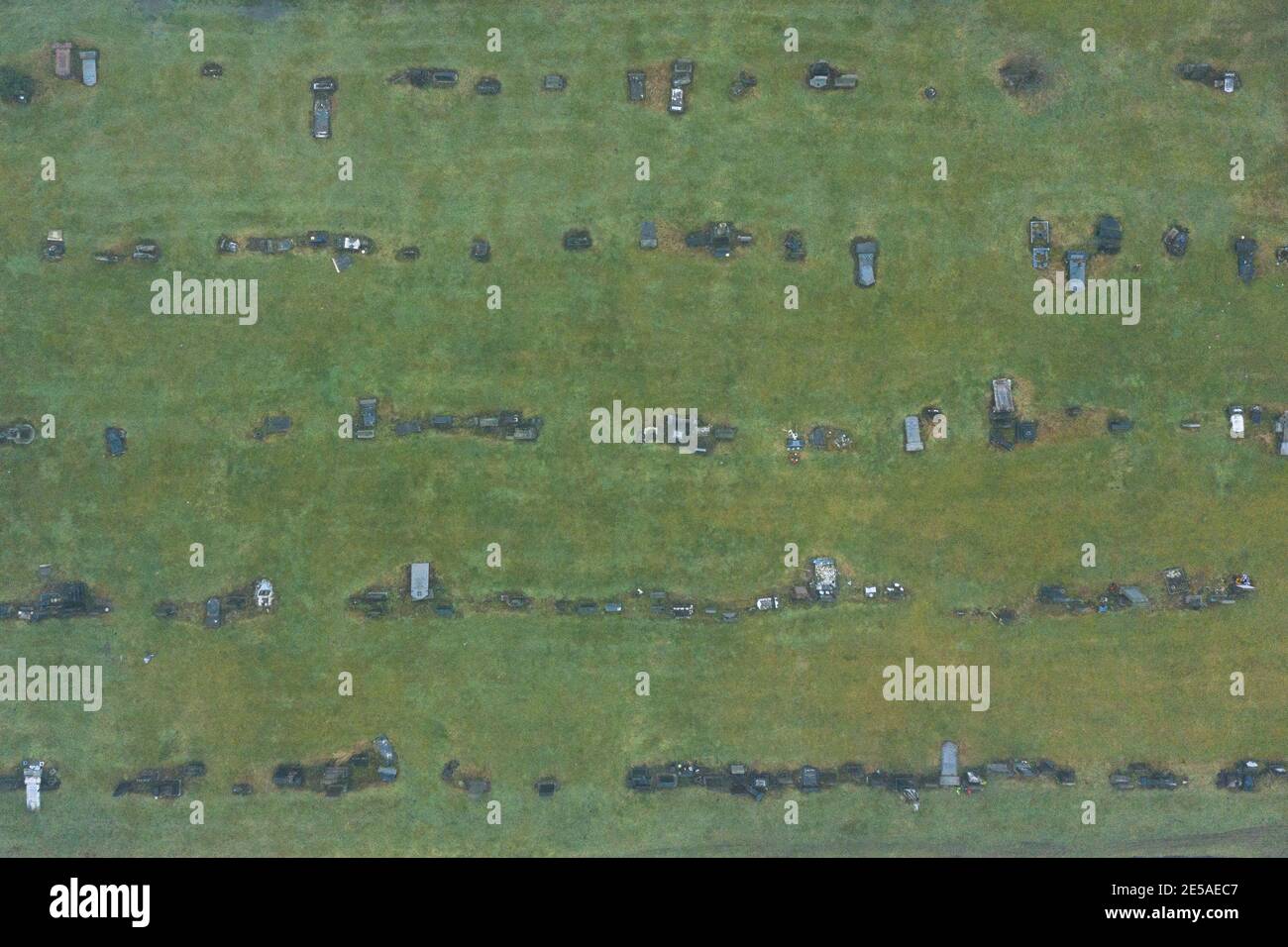 Glasgow, Scozia, Regno Unito. 27 gennaio 2021. Nella foto: Con i decessi correlati a Coronavirus (COVID-19) nel Regno Unito che ora passano 100,000, il Regno Unito è uno dei paesi più colpiti, con il Regno Unito che ora è alla pari con paesi più grandi come il Brasile e gli Stati Uniti d'America che condividono un numero così elevato di decessi. Con la diffusione di nuovi ceppi di virus, il Regno Unito e i governi devoluti devono utilizzare tutte le risorse in modo efficace per arginare il numero di decessi in aumento se il Regno Unito dovesse uscire da questa pandemia. Credit: Colin Fisher/Alamy Live News Foto Stock