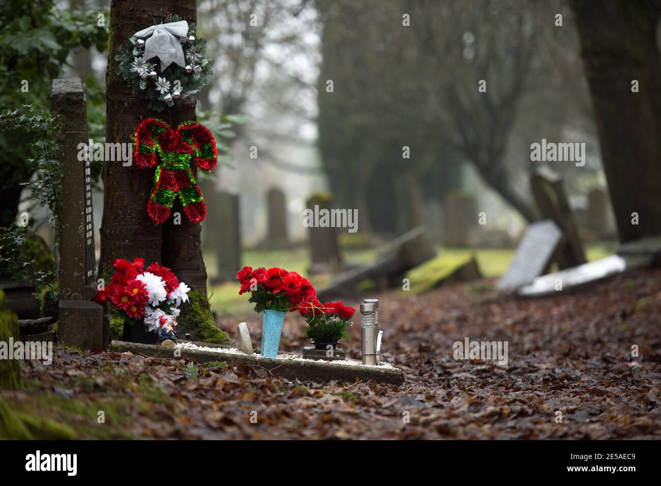 Glasgow, Scozia, Regno Unito. 27 gennaio 2021. Nella foto: Con i decessi correlati a Coronavirus (COVID-19) nel Regno Unito che ora passano 100,000, il Regno Unito è uno dei paesi più colpiti, con il Regno Unito che ora è alla pari con paesi più grandi come il Brasile e gli Stati Uniti d'America che condividono un numero così elevato di decessi. Con la diffusione di nuovi ceppi di virus, il Regno Unito e i governi devoluti devono utilizzare tutte le risorse in modo efficace per arginare il numero di decessi in aumento se il Regno Unito dovesse uscire da questa pandemia. Credit: Colin Fisher/Alamy Live News Foto Stock