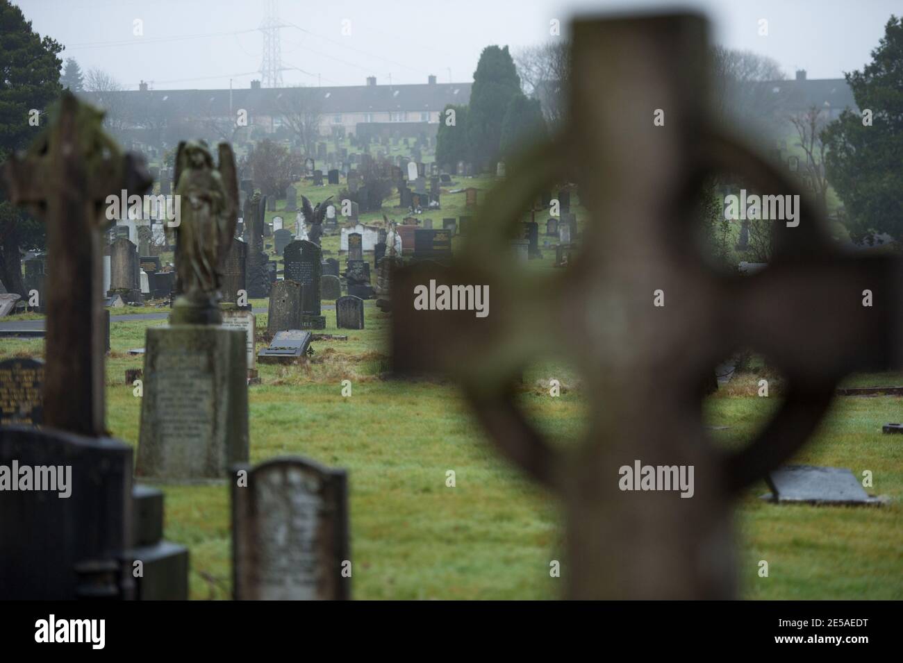 Glasgow, Scozia, Regno Unito. 27 gennaio 2021. Nella foto: Con i decessi correlati a Coronavirus (COVID-19) nel Regno Unito che ora passano 100,000, il Regno Unito è uno dei paesi più colpiti, con il Regno Unito che ora è alla pari con paesi più grandi come il Brasile e gli Stati Uniti d'America che condividono un numero così elevato di decessi. Con la diffusione di nuovi ceppi di virus, il Regno Unito e i governi devoluti devono utilizzare tutte le risorse in modo efficace per arginare il numero di decessi in aumento se il Regno Unito dovesse uscire da questa pandemia. Credit: Colin Fisher/Alamy Live News Foto Stock