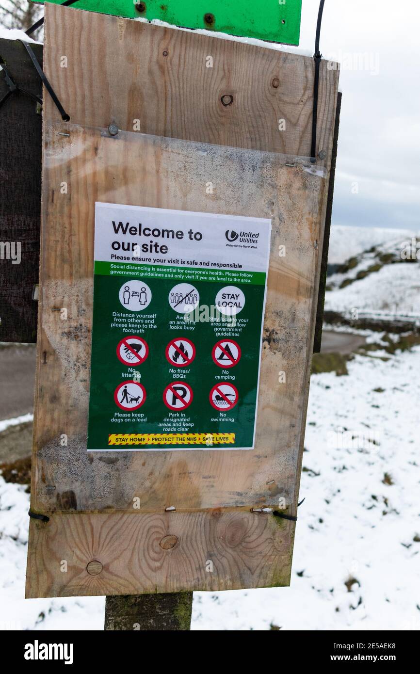 Un'informazione pubblica precauzionale nel parcheggio Binn Green presso la Riserva Naturale di dove Stone. Foto Stock