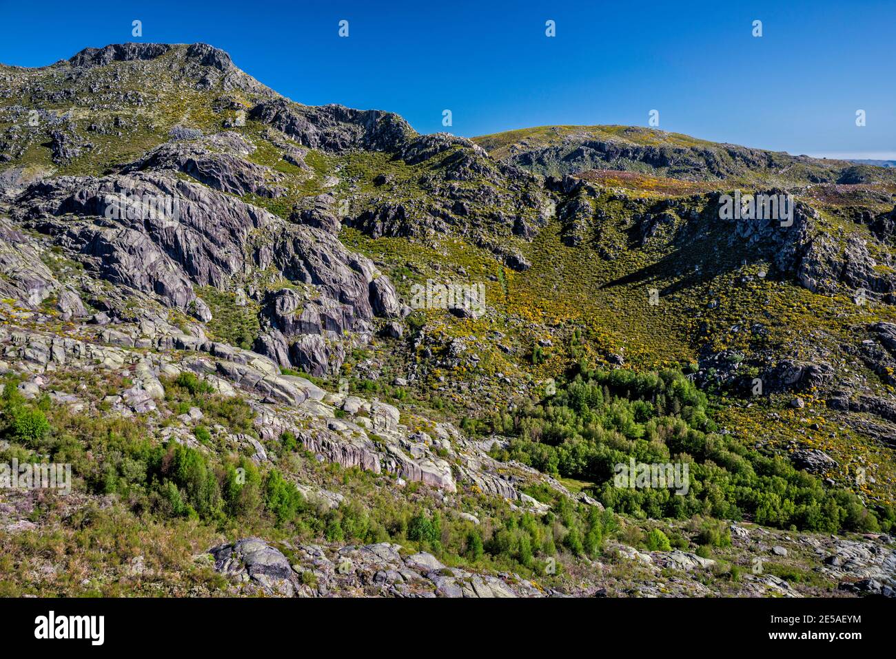 Ghiacciai, rocce di granito esposte da erosione glaciale, circo glaciale di Covao Ametade, Cantaro Gordo, Parco Naturale Serra da Estrela, Portogallo Foto Stock