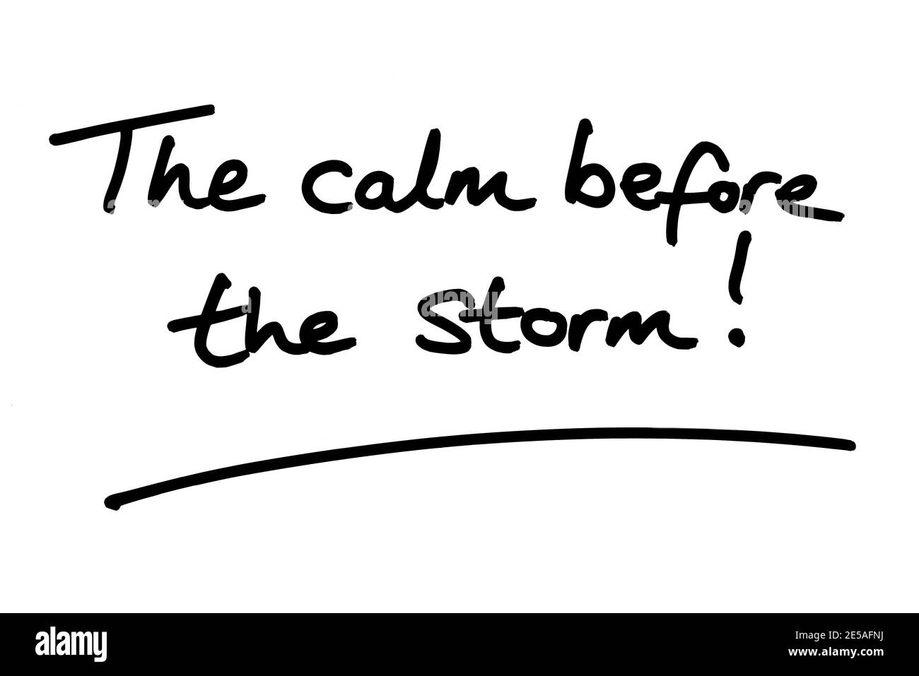 La calma prima della tempesta! scritto a mano su sfondo bianco. Foto Stock