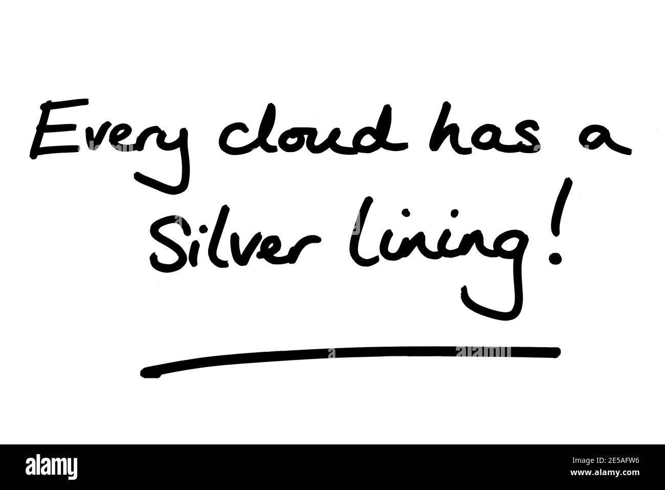 Ogni nuvola ha una fodera argentata! scritto a mano su sfondo bianco. Foto Stock