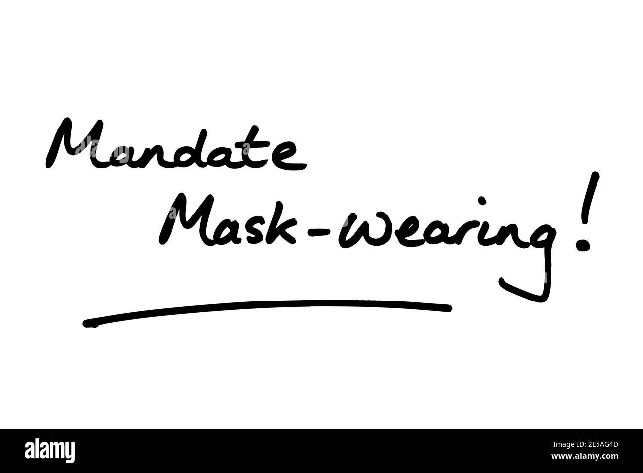 Maschera mandato-indossare! scritto a mano su sfondo bianco. Foto Stock