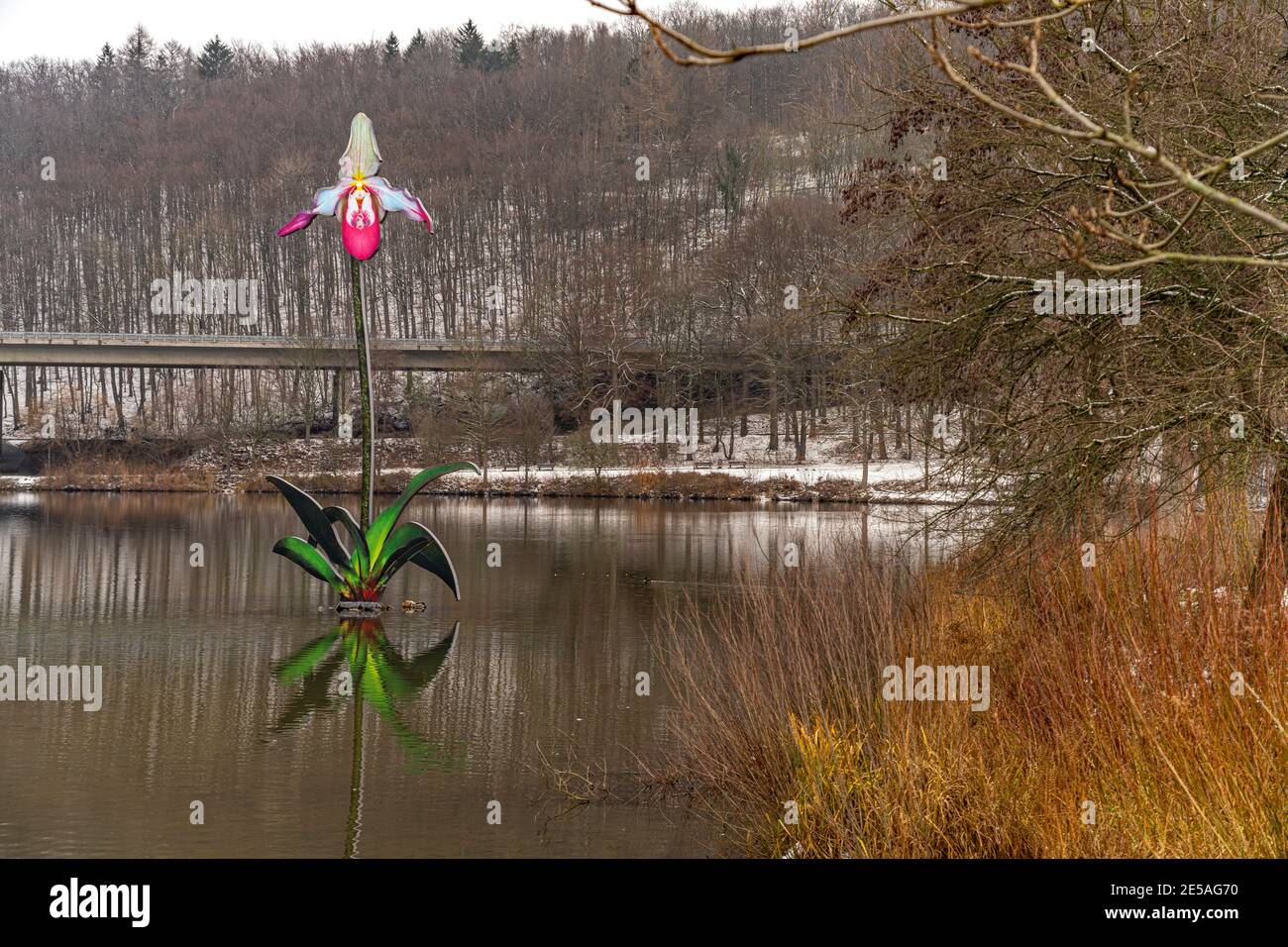 Stahlskulptur il mondo travolgente del desiderio im Seilersee in Iserlohn, Sauerland, Nordrhein-Westfalen | scultura in acciaio il mondo travolgente di Foto Stock