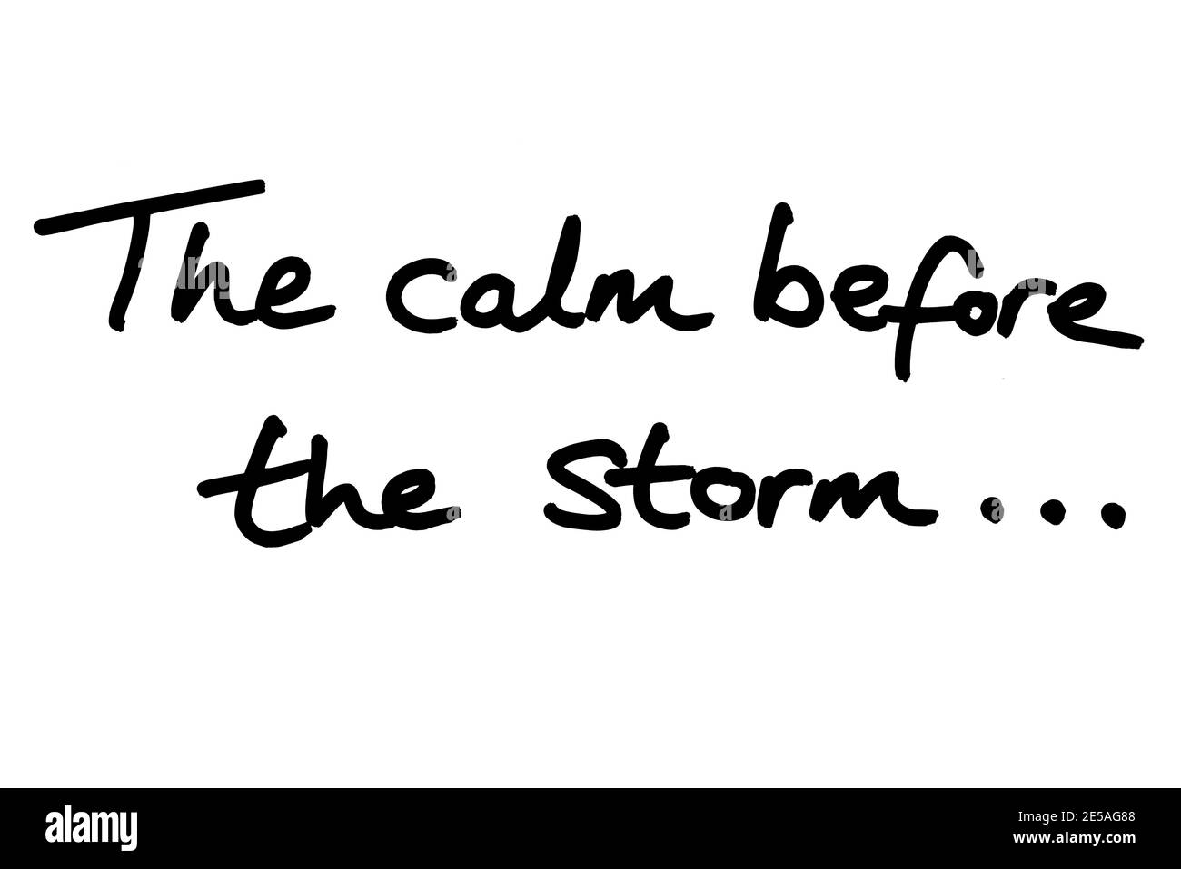 La calma prima della tempesta! scritto a mano su sfondo bianco. Foto Stock