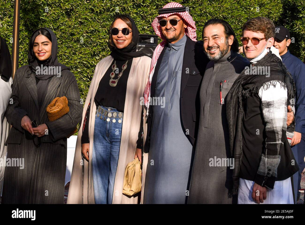 L-R la principessa Saudita Ameerah al Taweel (moglie del principe Alwaleed bin Talal), la principessa Safia Hussein Guerras, il principe Khalid al-Faisal, Loai Naseem, Christophe Beaufays pongono alla fine della sfilata di moda chiamata ‘Khaleeki Chic’ (o ’Stay Chic’), presso l’Ambasciata belga a Riyadh, il 23 gennaio 2021. Foto di Basheer Saleh/Arab News/ABACAPRESS.COM Foto Stock