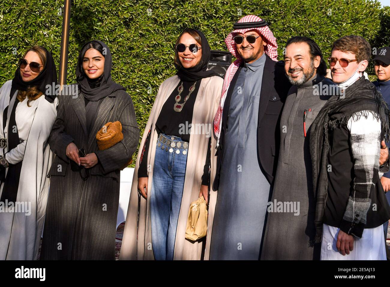 L-R: Mona al Haddad, la principessa Saudita Ameerah al Taweel (moglie del principe Alwaleed bin Talal), la principessa Safia Hussein Guerras, il principe Khalid al-Faisal, Loai Naseem, Christophe Beaufays pongono alla fine della sfilata di moda chiamata ‘Khaleeki Chic’ (o ’Stay Chic’), presso l’Ambasciata belga di Riadh, nel 23 gennaio 2021. Foto di Basheer Saleh/Arab News/ABACAPRESS.COM Foto Stock