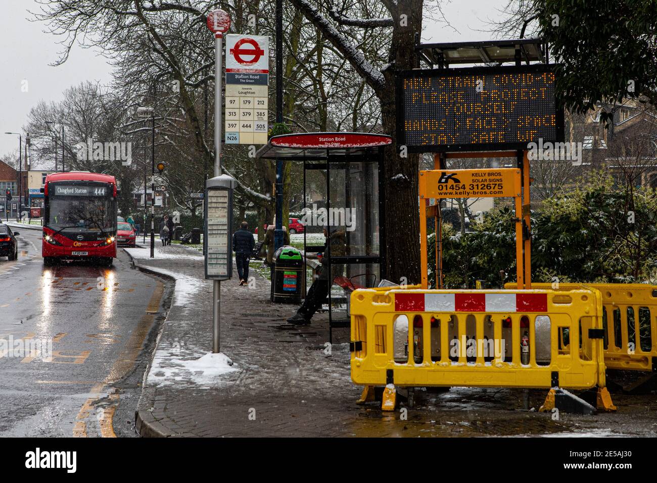 Londra, Regno Unito - 24 gennaio 2021: Un cartello di informazione pubblico su Station Road a Chingford, Londra, che ricorda alla gente il nuovo ceppo di Covid-19 e. Foto Stock