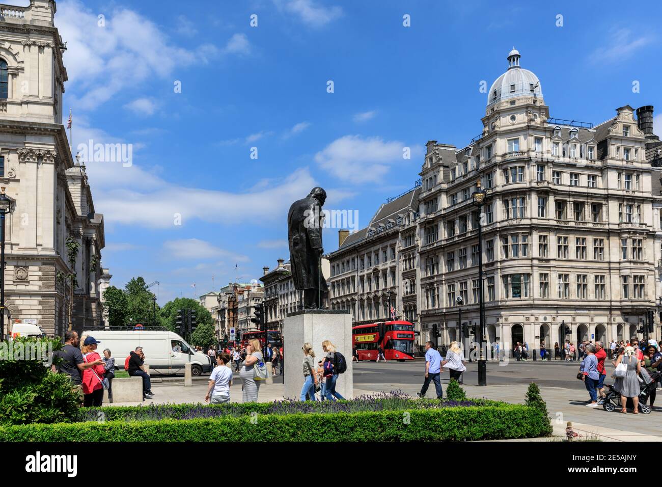 Turisti e passeggiate in estate intorno alla statua di Winston Churchill a Parliament Square, Westminster, Londra, Regno Unito Foto Stock