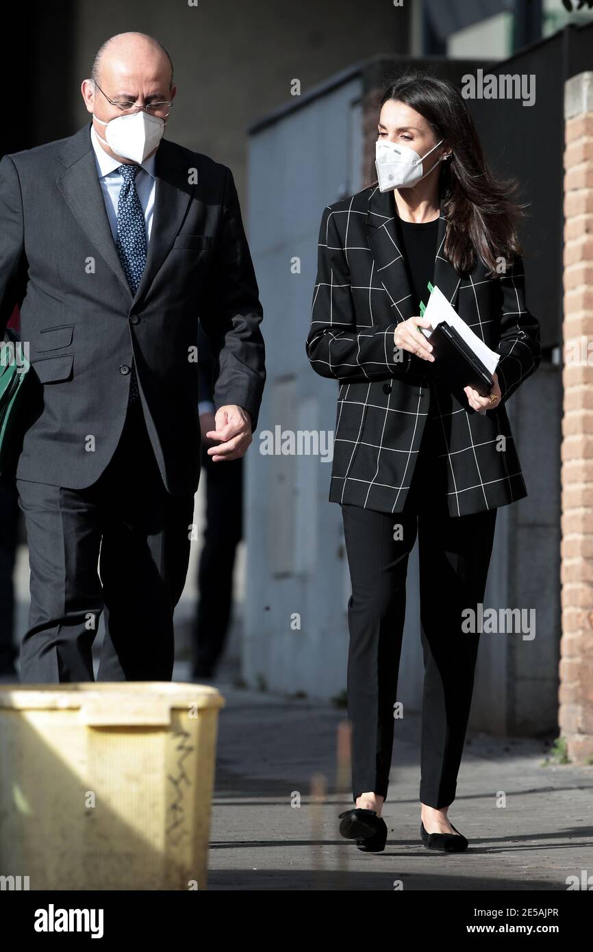 Madrid, Spagna; 27/01/2021.- la Regina di Spagna Letizia al suo arrivo alla riunione di lavoro presso la Federazione spagnola delle malattie rare (FEDER in spagnolo). La regina continua senza rilasciare alcun indumento o accessorio, a questo appuntamento è venuto con un maglione di base, Modello in maglia fine con maniche lunghe e collo arrotondato, pantaloni con freccette che si rastremano alle caviglie e rifiniti con una griglia blazer con linee bianche sottili, scarpe nere a punta bassa, il tutto di Hugo Boss. Credit: dpa Picture Alliance/Alamy Live News Foto Stock