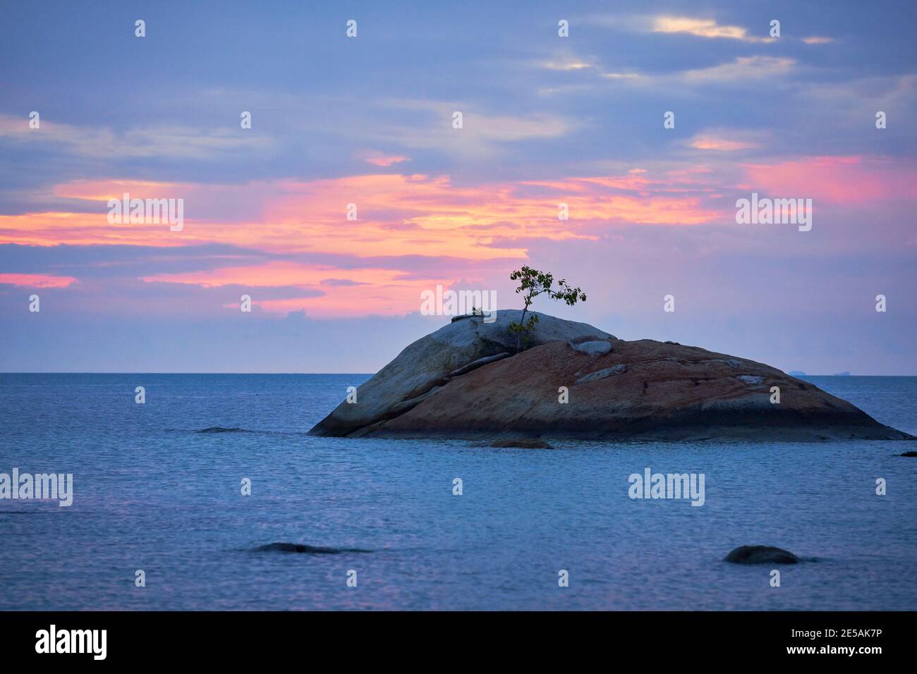 Isola tropicale che si affaccia sul Golfo della Thailandia a. tramonto Foto Stock