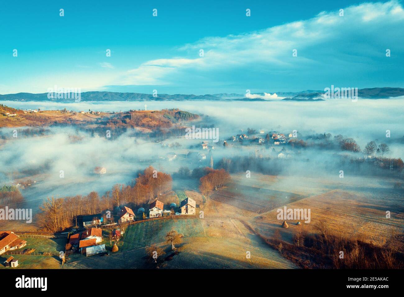 Vista aerea del bellissimo paesaggio foggoso nella campagna bosniaca all'alba. Immagine a toni. Zona di ZEPCE, villaggio di Ozimica. Foto Stock