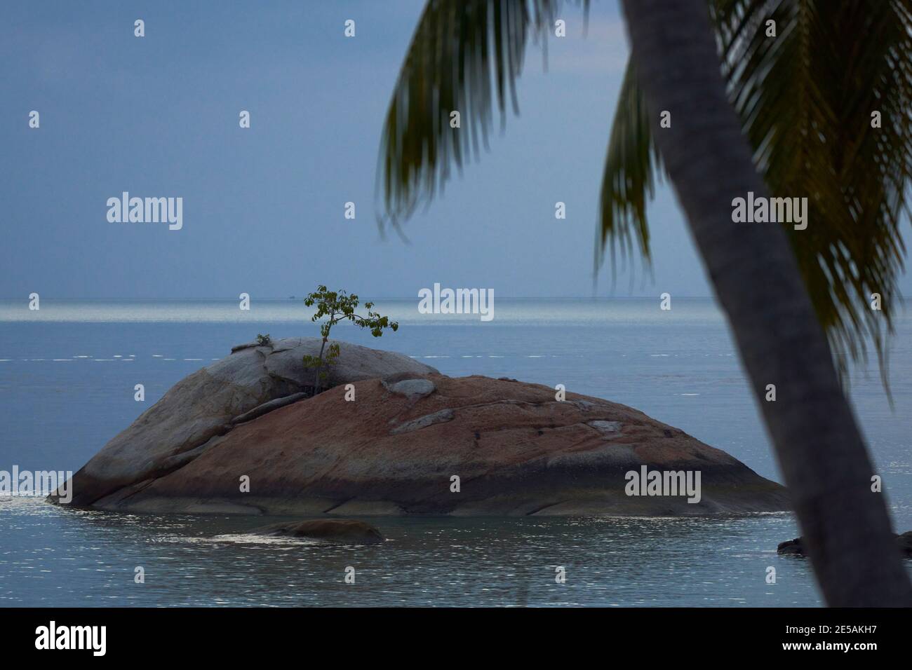 Isola tropicale che si affaccia sul Golfo della Thailandia a. tramonto Foto Stock