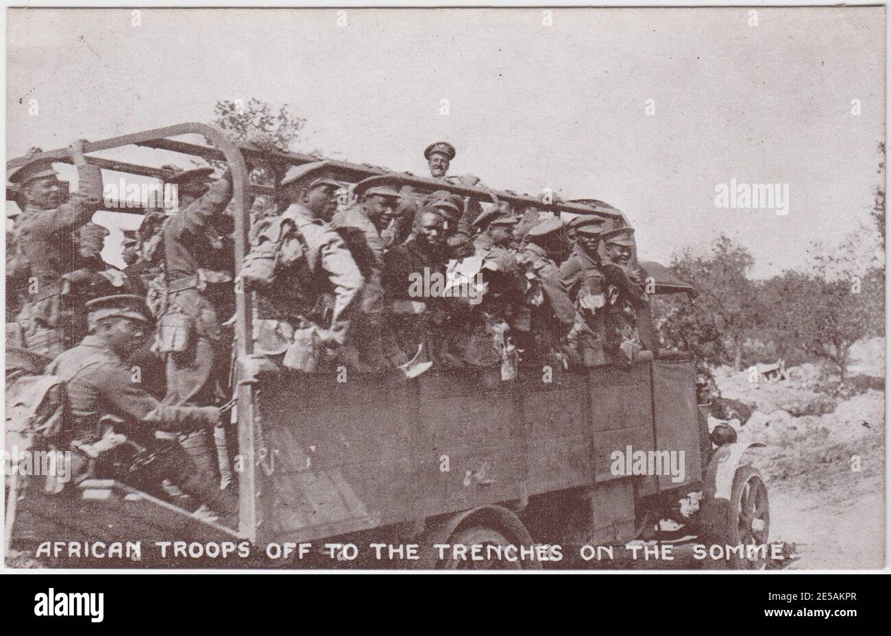 Cartolina che mostra un camion di soldati africani fuori alle trincee sulla Somme, prima guerra mondiale. La cartolina è stata prodotta dalla Federazione Nazionale di marinai e soldati dimolti e smobilitati come parte della loro raccolta di fondi per ex-militari Foto Stock