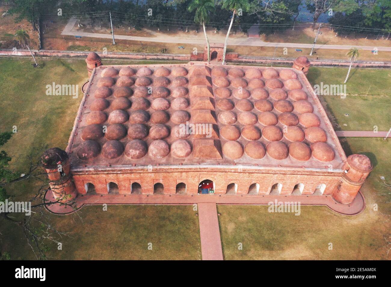 Bagerhat, Bangladesh - il 21 gennaio 2021: La Moschea della Sessanta cupola è una moschea del Bangladesh. Fa parte della città della moschea di Bagerhat, un mondo UNESCO He Foto Stock