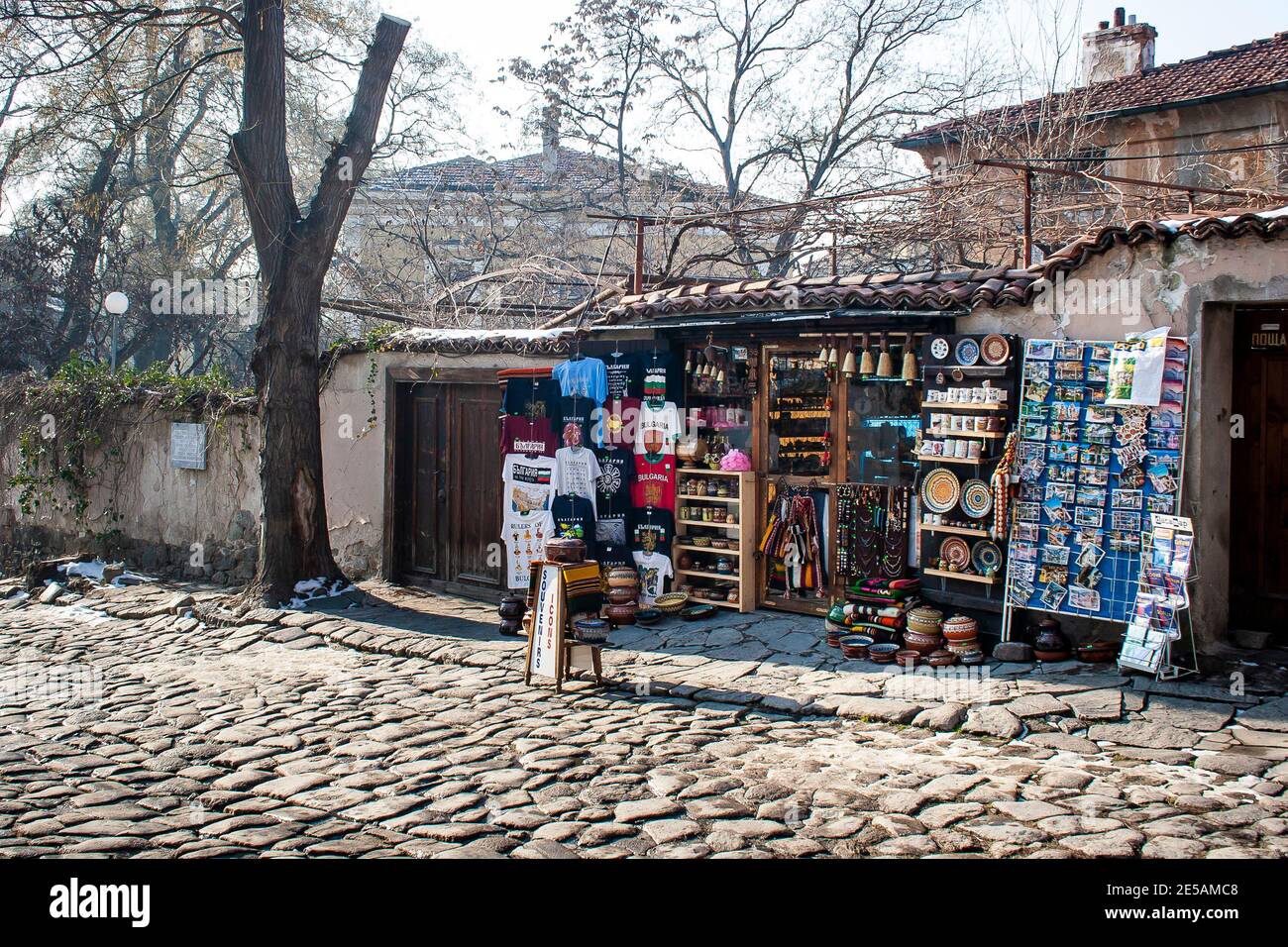 Un negozio di souvenir che vende ceramiche tradizionali bulgare della regione del Troyan nella città vecchia di Plovdiv. Foto Stock