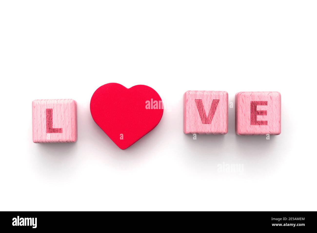 Parola d'amore con cuore rosso isolato su bianco, lay out Foto Stock