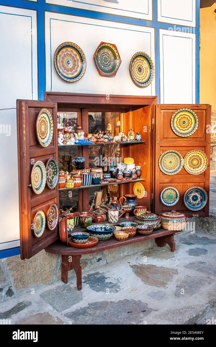 Un negozio di souvenir che vende ceramiche tradizionali bulgare della regione del Troyan nella città vecchia di Plovdiv. Foto Stock