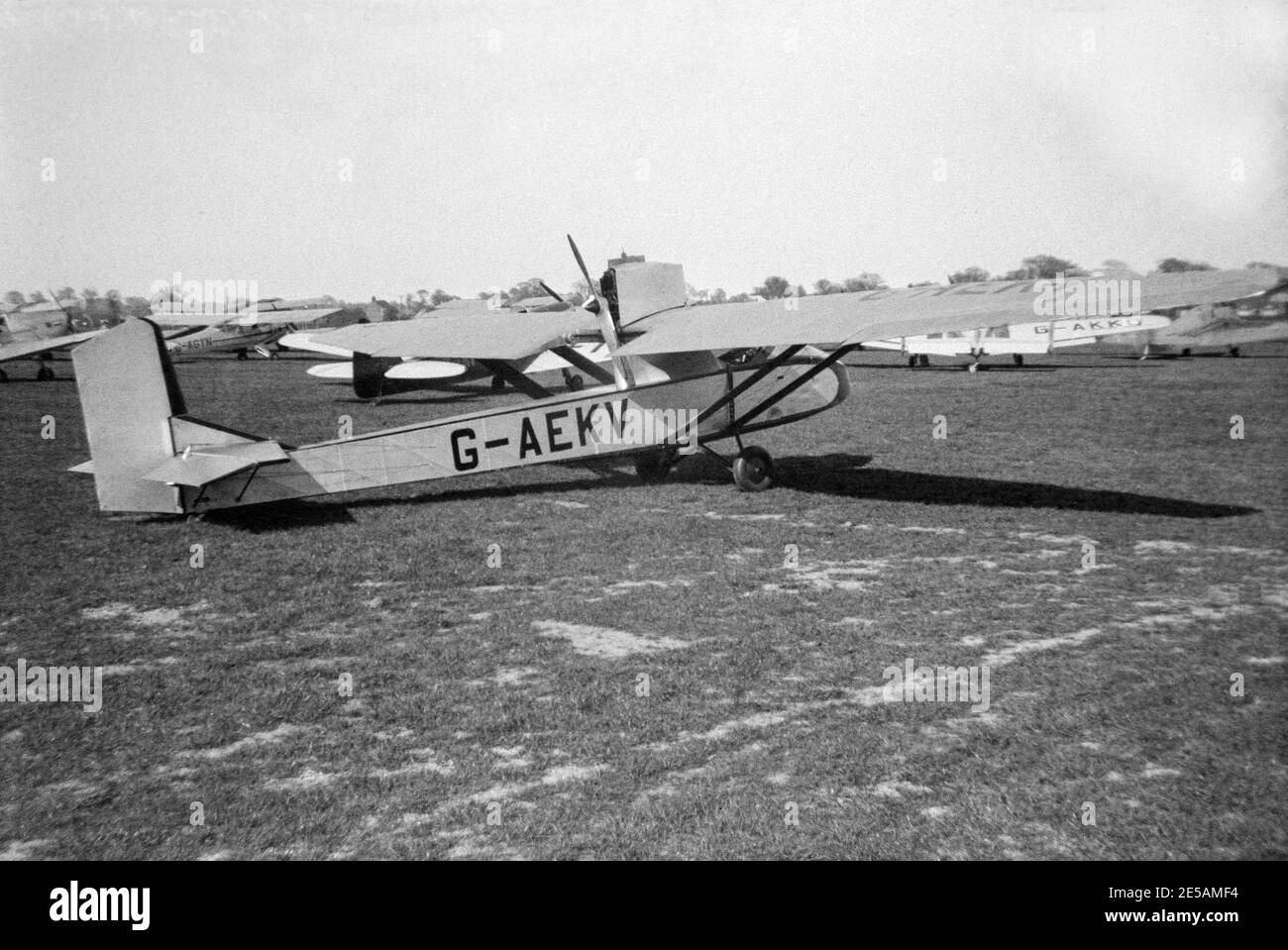 Fotografia in bianco e nero d'epoca 1955 di un aereo britannico Kronfield Drone, numero di serie G-AEKV. Foto Stock