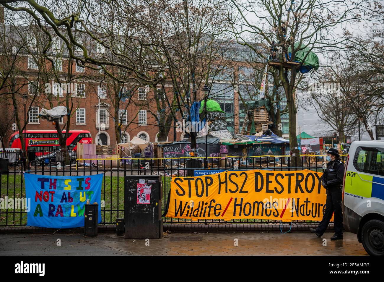Londra, Regno Unito. 27 gennaio 2021. Il campo di ribellione anti HS2 è sgomberato dai Bailiffs alla stazione di Euston. Credit: Guy Bell/Alamy Live News Foto Stock