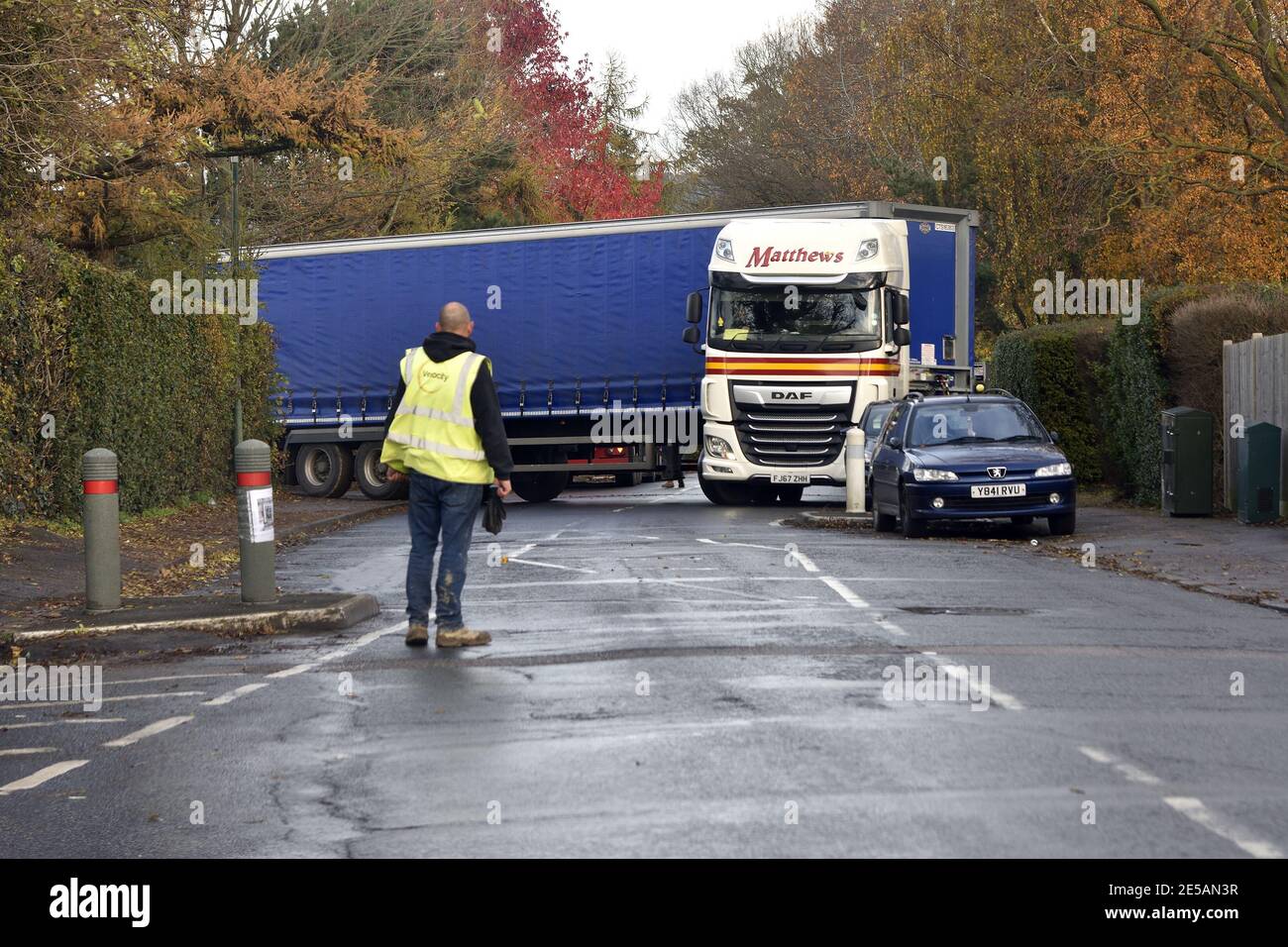 Maidstone, Kent, Regno Unito. Un camion di grandi dimensioni che gira su una strada stretta Foto Stock