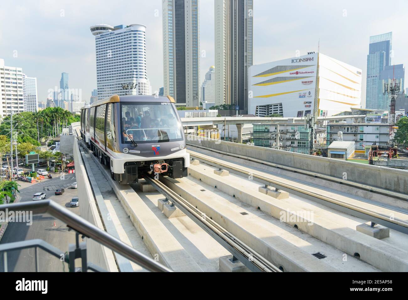 Bangkok, Thailandia - 19 Decemmber, 2020: Treno elettrico linea dorata in arrivo alla stazione di Khlong san Foto Stock